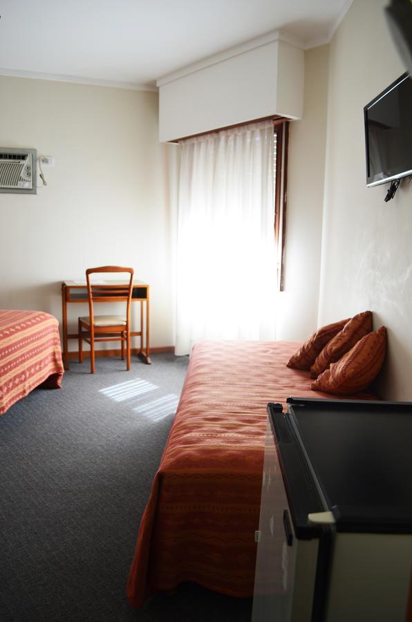 Hotel Huemul General Roca Extérieur photo